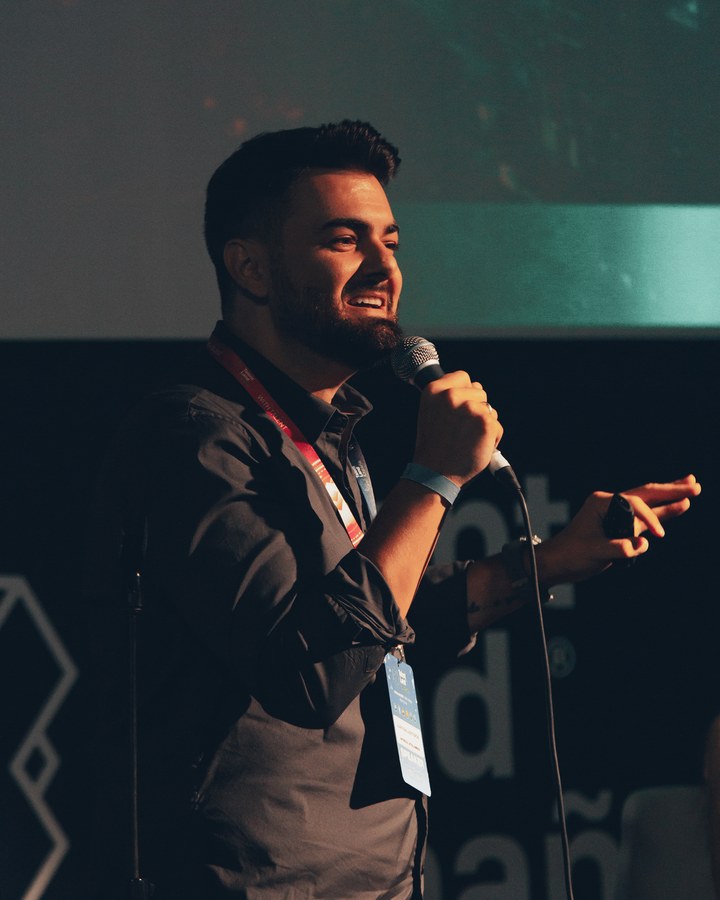 Juan Ballesteros, con micrófono en la mano, durante una ponencia.