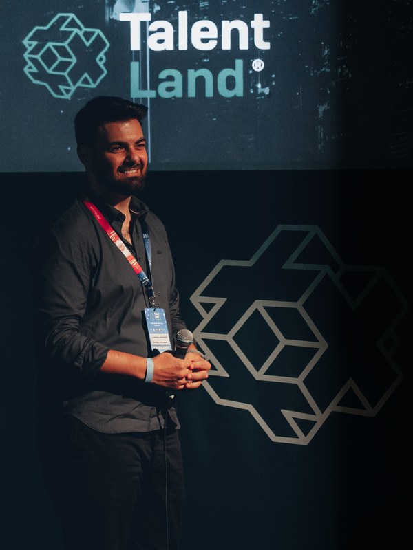 Juan Ballesteros en el escenario de un evento de tecnología, antes de empezar su charla.